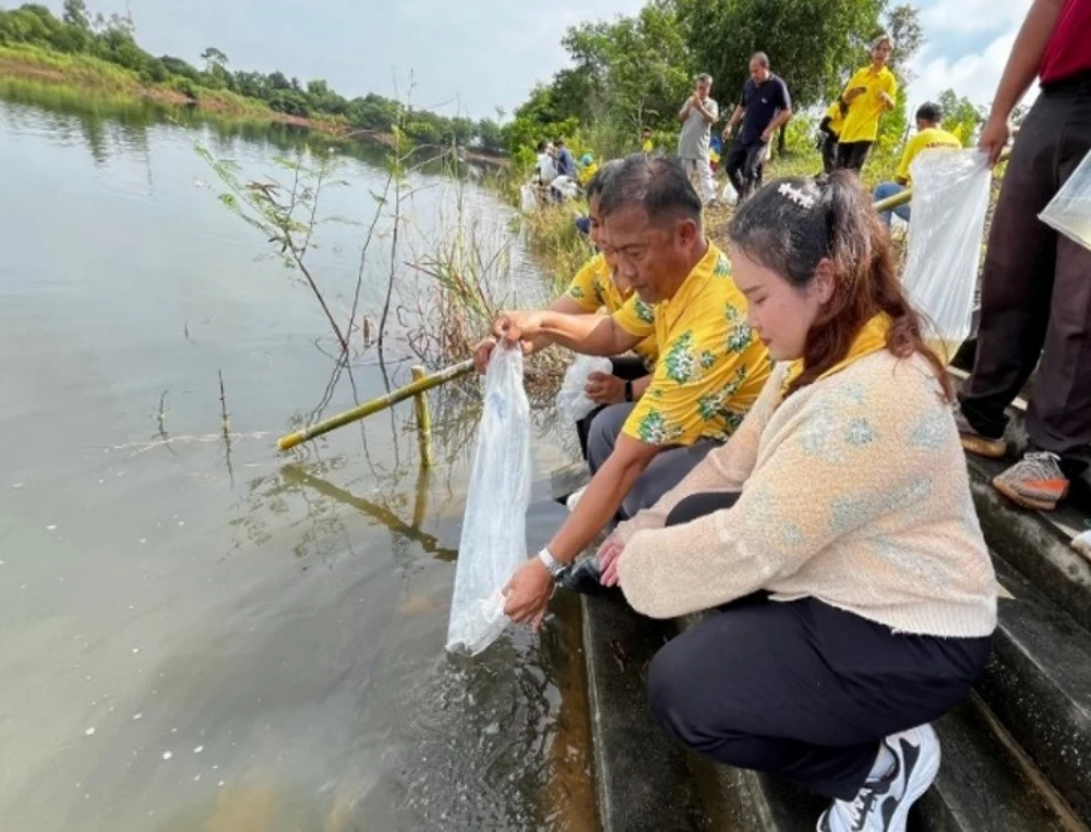 Return Fish to Khlong Yang Activity in Wang Dan Subdistrict